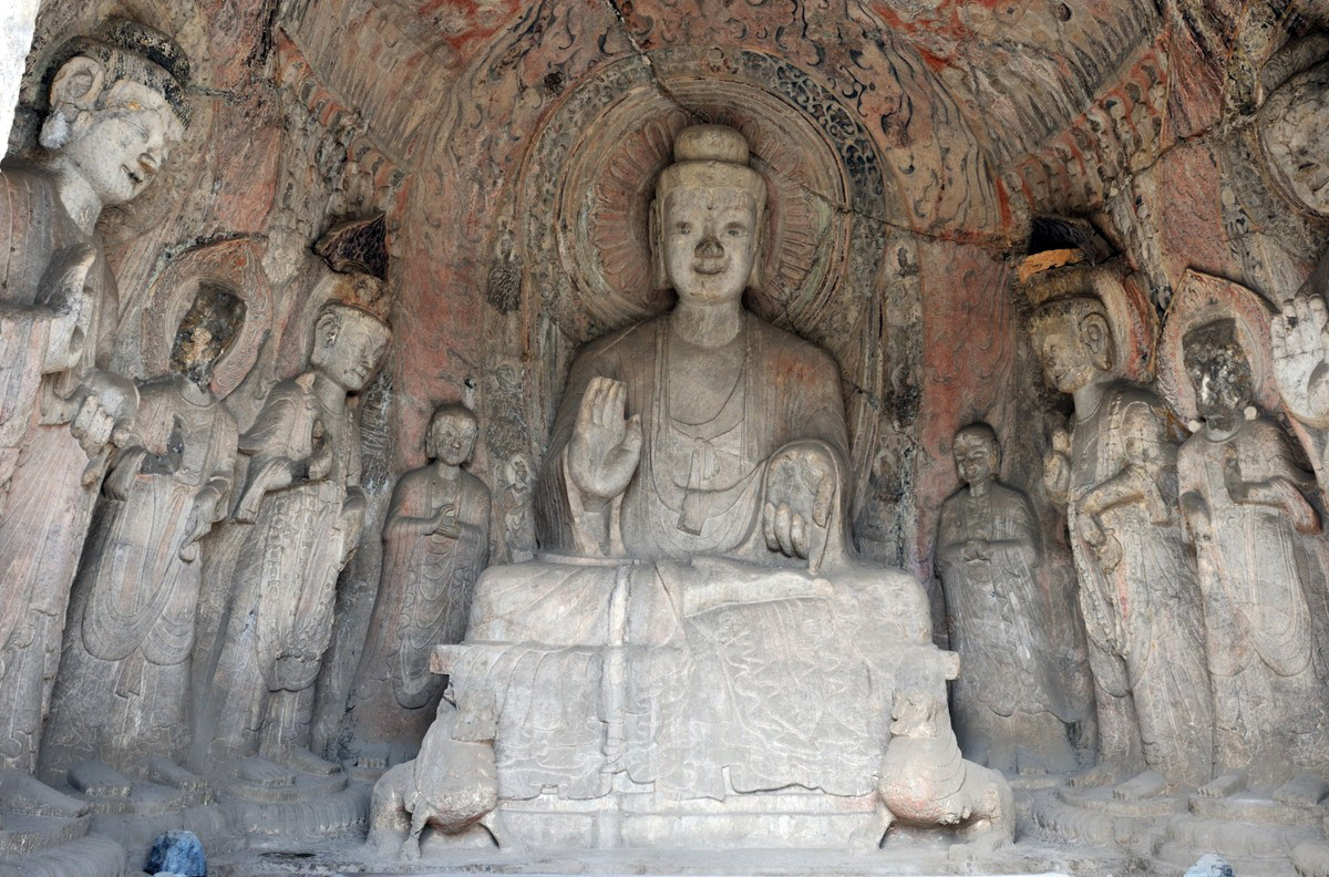 Động Tân Dương có ba hang động nhỏ hơn là Tân Dương Bắc, Tân Dương Trung và Tân Dương Nam, mà nổi bật nhất là Tân Dương Nam, nơi có tượng Thích Ca Mâu Ni và bốn vị Bồ Tát được xây dựng năm 500-523. Ảnh: Henan.gov.cn.