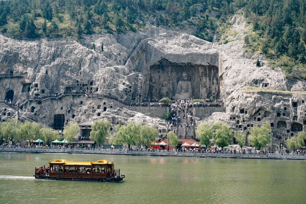Toàn bộ khu vực hang đá có chiều dài khoảng 1 km. Các địa điểm quan trọng nhất ở nơi đây là hang Cổ Dương, hang Tân Dương và chùa Phụng Tiên. Ảnh: Yiyouliao.com.
