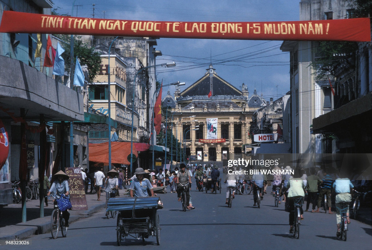 Trên phố Tràng Tiền, Hà Nội tháng 5/1989. Ảnh: Bill Wassman /Gamma-Rapho via Getty Images.