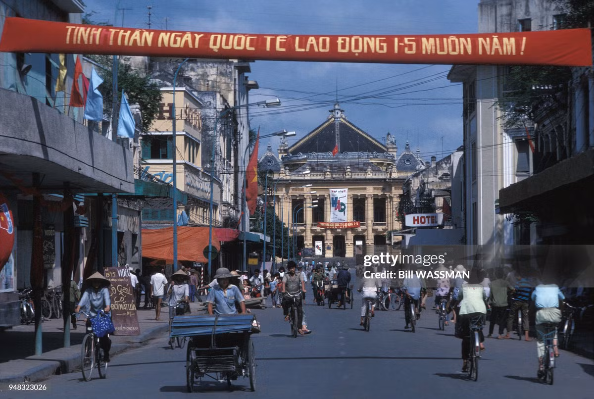 Trên phố Tràng Tiền, Hà Nội tháng 5/1989. Ảnh: Bill Wassman /Gamma-Rapho via Getty Images.
