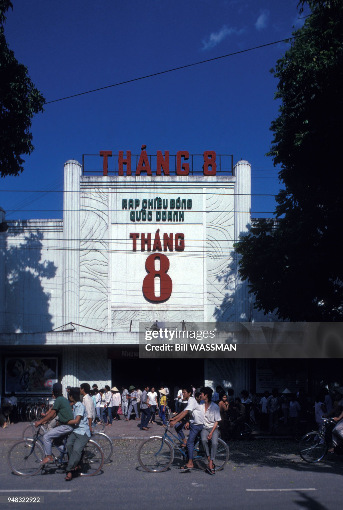 Rạp Tháng 8 trên phố Hàng Bài.