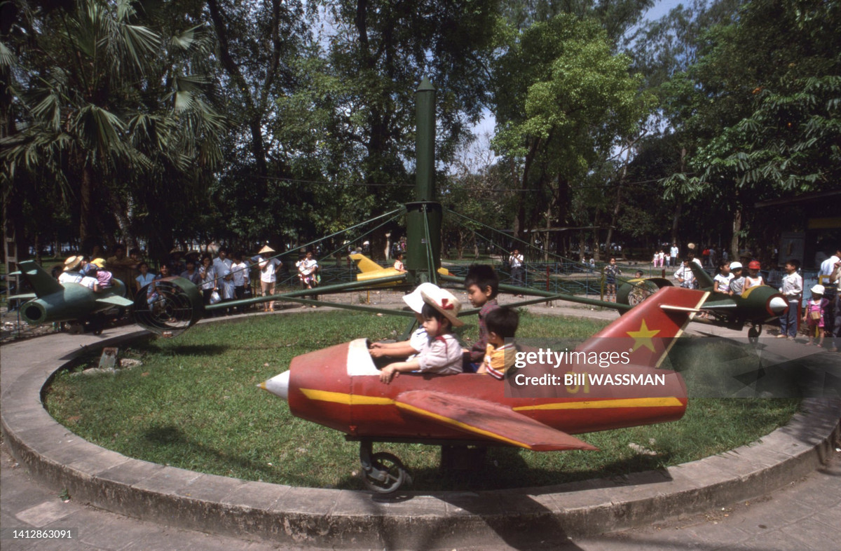Trẻ em chơi đu quay trong công viên Lê Nin.