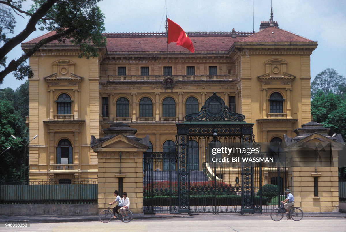 Bên ngoài Phủ Chủ tịch.