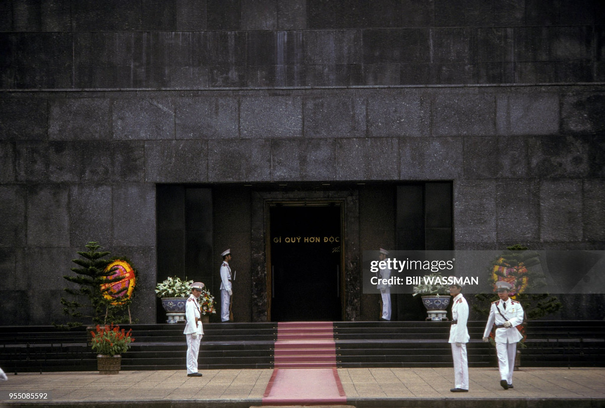 Các chiến sĩ cảnh vệ đổi gác ở Lăng Bác.