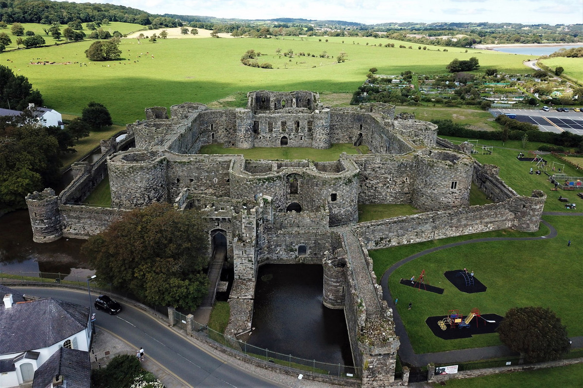 Tất cả các công trình của lâu đài Beaumaris xây bằng đá, được bố trí cân xứng theo cấu trúc hình học đồng tâm. Đây cũng là nét kiến trúc đặc sắc nhất của lâu đài này. Ảnh: Castle Finders.