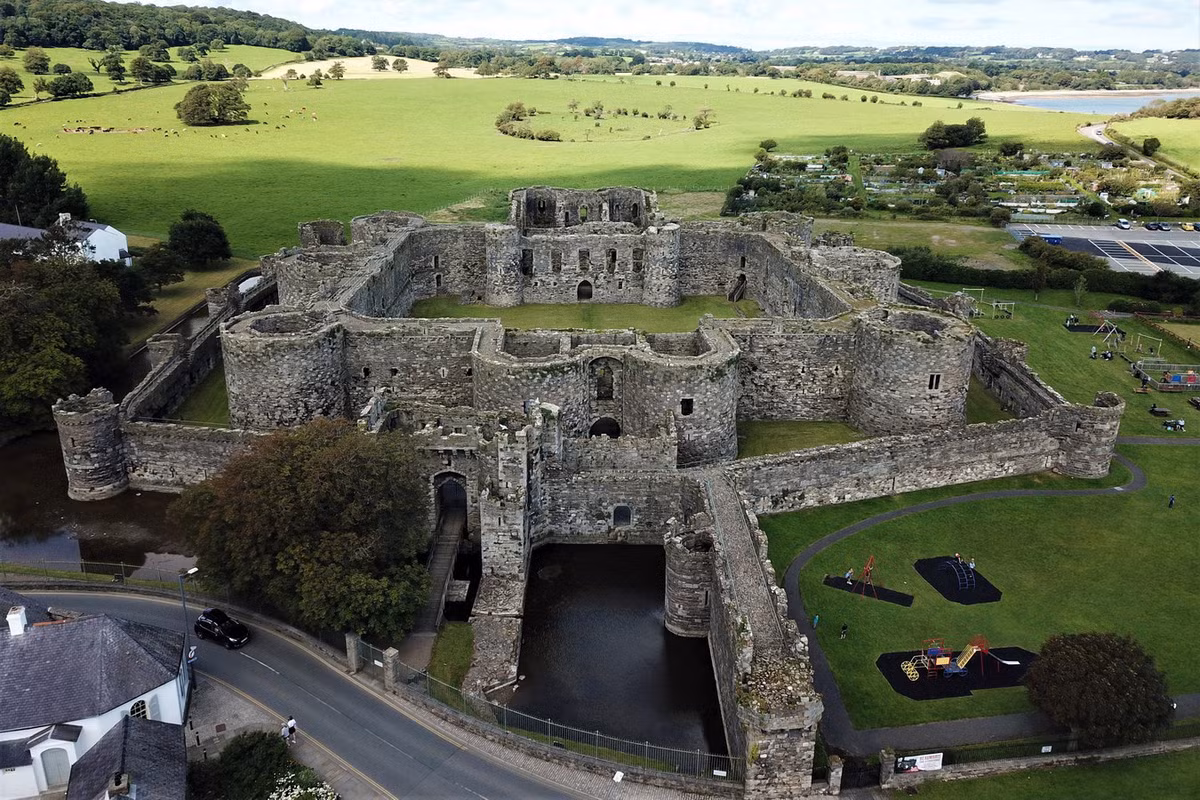 Tất cả các công trình của lâu đài Beaumaris xây bằng đá, được bố trí cân xứng theo cấu trúc hình học đồng tâm. Đây cũng là nét kiến trúc đặc sắc nhất của lâu đài này. Ảnh: Castle Finders.