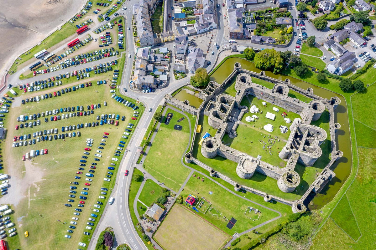 Do kiến trúc hoàn mỹ của tòa lâu đài, một số người cho rằng, Beaumaris mang nhiều tính chất của một cung điện hoàng gia và biểu tượng quyền lực của nước Anh hơn là một pháo đài phòng thủ đơn thuần. Ảnh: Dioni.