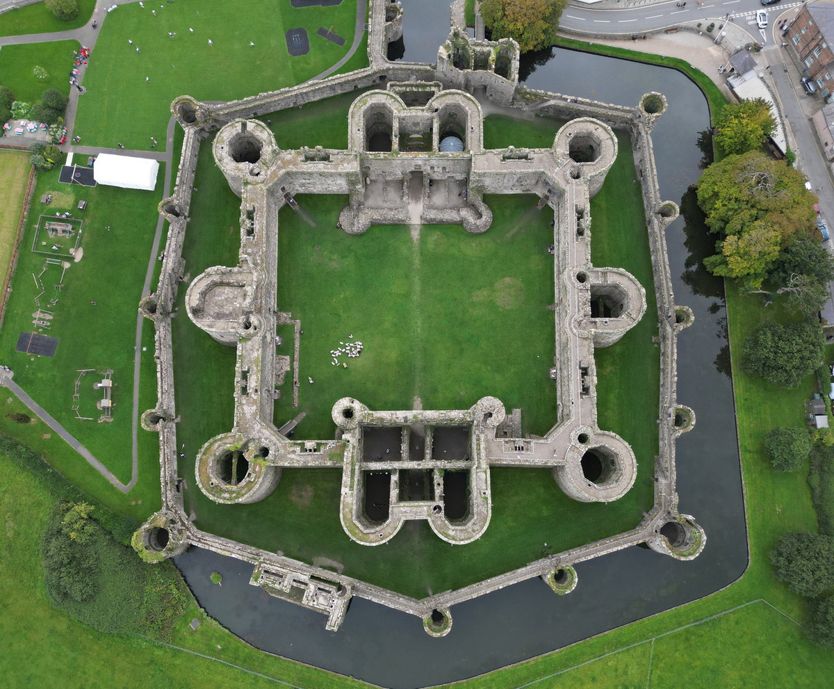 Theo thiết kế, tòa lâu đài này bao gồm hai lớp thành và được bao quanh bởi một con hào bên ngoài. Lớp tường thành bên ngoài được tạo thành từ 8 bức tường nối với 12 tháp canh bao quanh. Ảnh: Wikipedia.