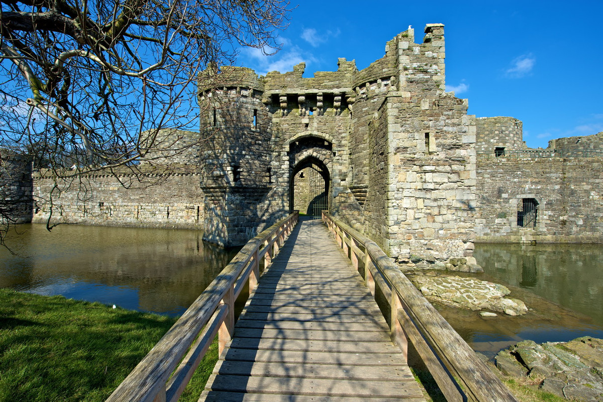 Lối vào chính của lâu đài là một cái cổng dẫn ra biển, bên cạnh là một bến tàu phụ thuộc vào nước triều cho phép nó có thể được cung cấp các loại hàng hóa bằng đường biển. Bến tàu được bảo vệ bởi một bức tường được đặt tên là Gunners Walk. Ảnh: Wynner's Blog.