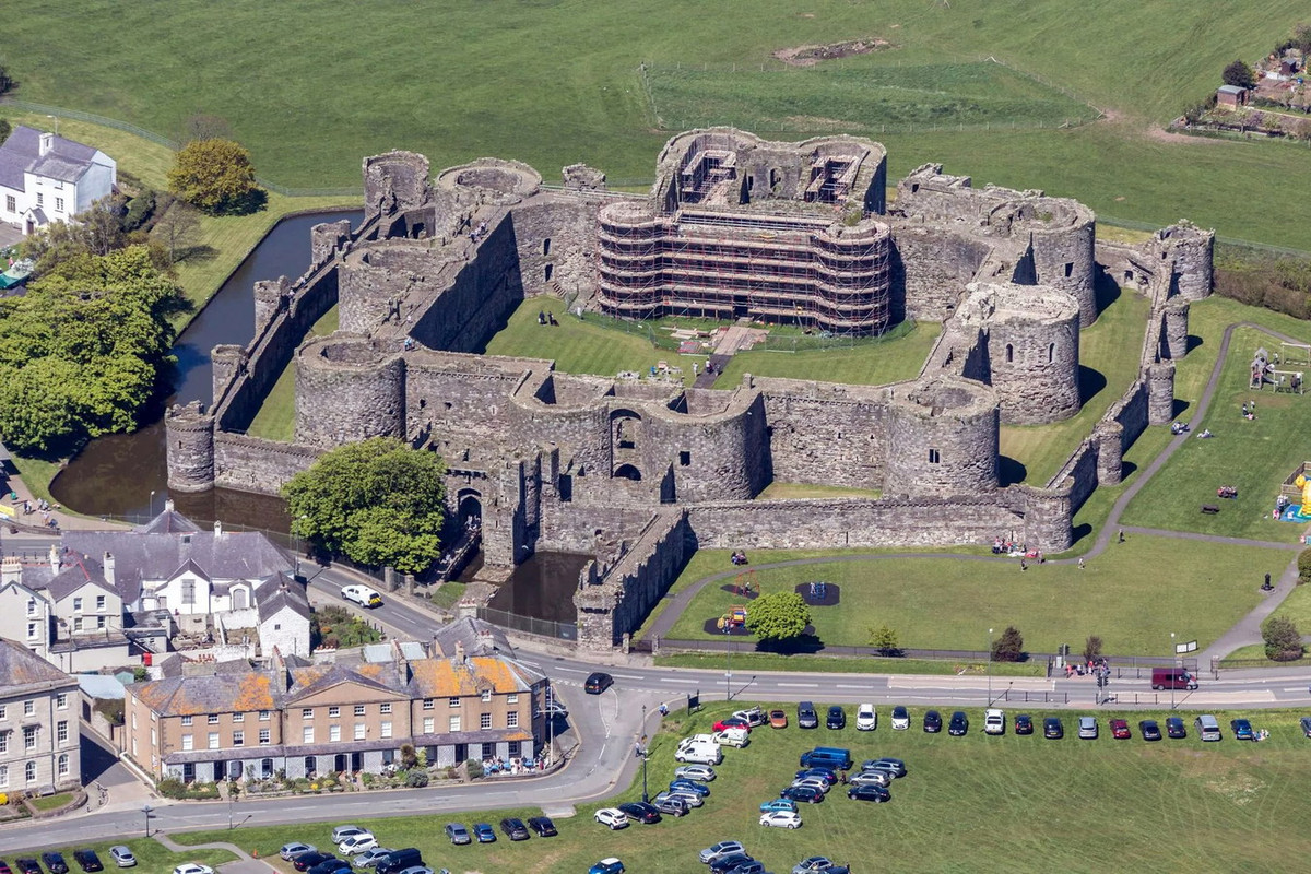 Sử gia Arnold Taylor mô tả lâu đài Beaumaris là "ví dụ hoàn hảo nhất của việc thiết lập công trình đồng tâm đối xứng" của nước Anh và trong nhiều năm lâu đài được coi là đỉnh cao của kỹ thuật quân sự trong suốt triều đại Edward I. Ảnh: Wales Online.