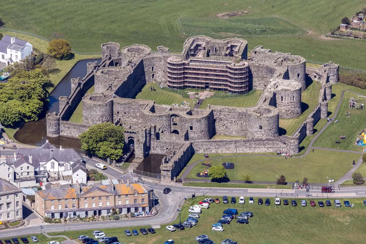 Sử gia Arnold Taylor mô tả lâu đài Beaumaris là "ví dụ hoàn hảo nhất của việc thiết lập công trình đồng tâm đối xứng" của nước Anh và trong nhiều năm lâu đài được coi là đỉnh cao của kỹ thuật quân sự trong suốt triều đại Edward I. Ảnh: Wales Online.