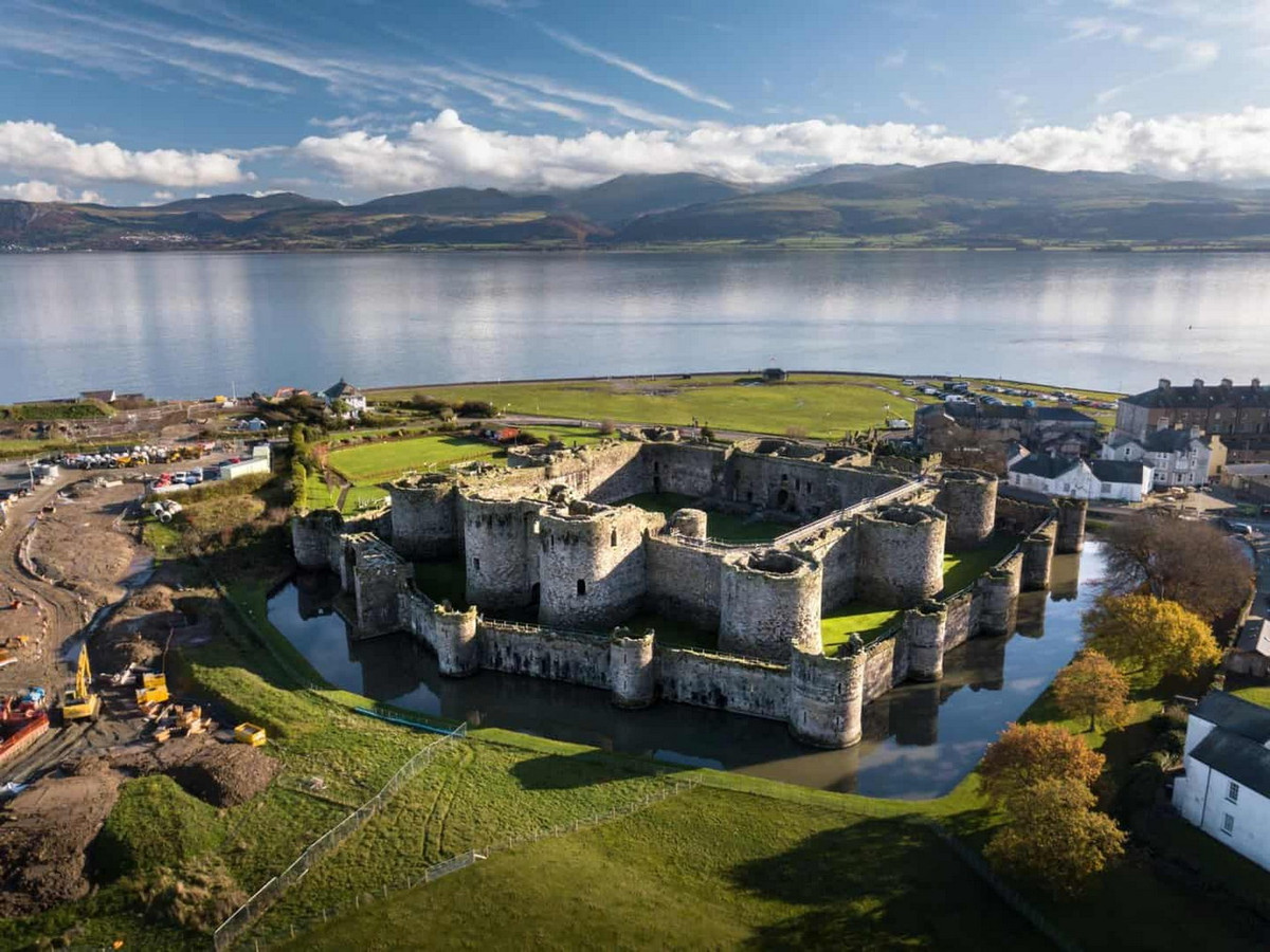 Chuyên gia UNESCO nhận xét, tòa lâu đài là một "thành tựu nghệ thuật độc đáo" về cách thức, là sự kết hợp "cấu trúc tường đôi đặc trưng thế kỷ 13 với một thiết kế đồng tâm đối xứng ở giữa". Ảnh: We Dream of Travel.