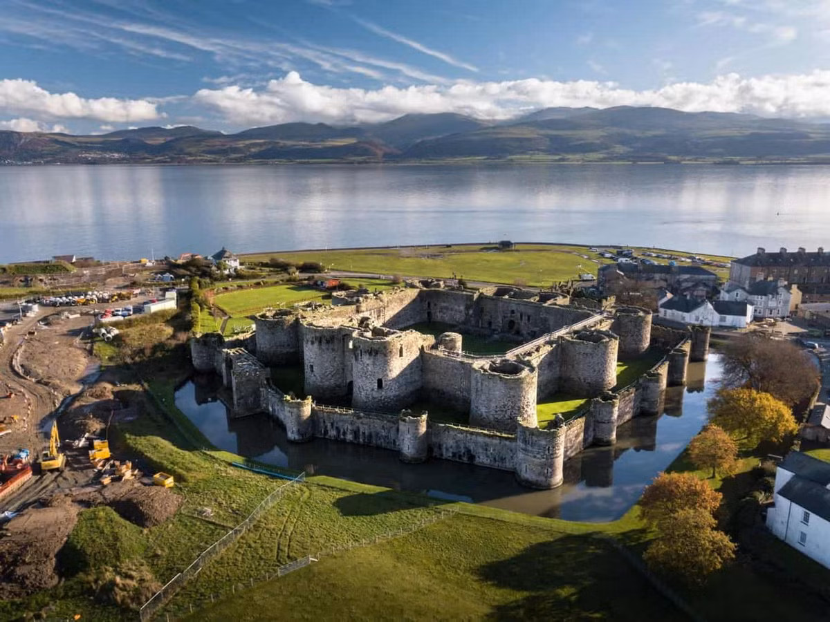 Chuyên gia UNESCO nhận xét, tòa lâu đài là một "thành tựu nghệ thuật độc đáo" về cách thức, là sự kết hợp "cấu trúc tường đôi đặc trưng thế kỷ 13 với một thiết kế đồng tâm đối xứng ở giữa". Ảnh: We Dream of Travel.