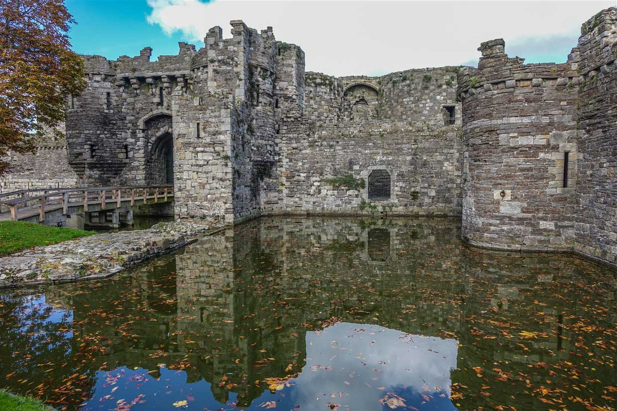 Trong các thế kỷ tiếp theo, lâu đài Beaumaris đã trải qua một số cuộc chiến tranh, nhiều lần đổi chủ và phải chịu tổn hại khá nặng nề. Dù vậy, những đường nét kiến trúc cơ bản của lâu đài vẫn được gìn giữ sau gần 700 năm. Ảnh: BaldHiker.