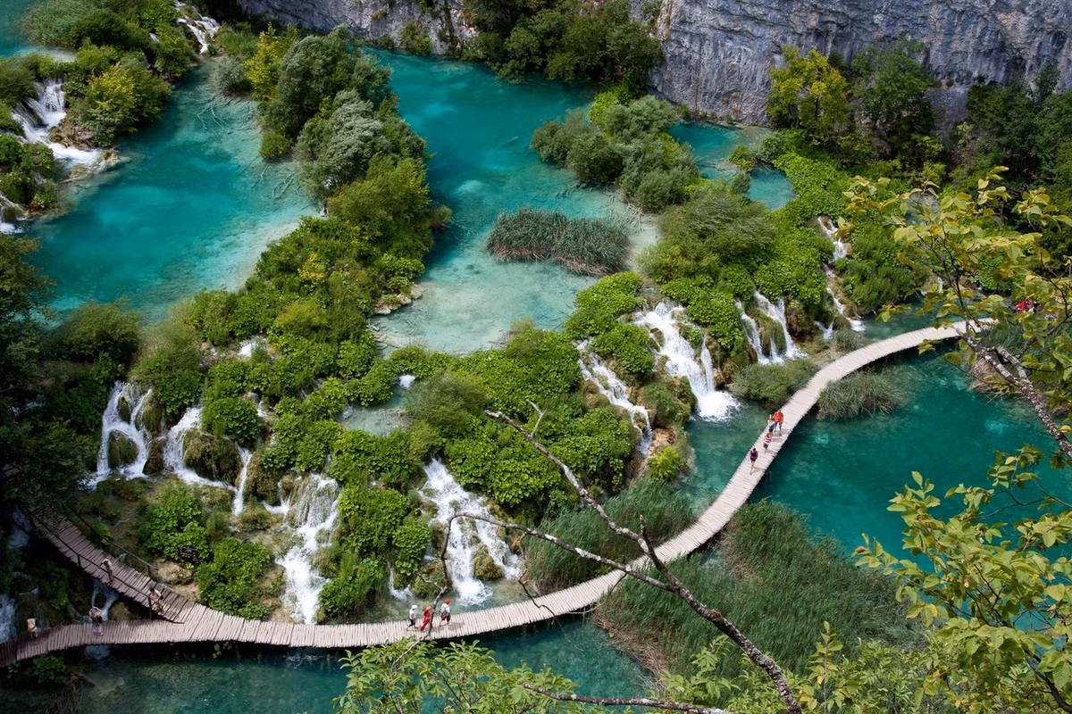 Các hồ nước này liên kết với nhau tạo thành một hệ thống hồ trên cao và dưới thấp hơn, trong khi các hồ trên cao thì lớn và sâu thì các hồ ở dưới lại nông và nhỏ hơn. Ảnh: 7 Days Abroad.