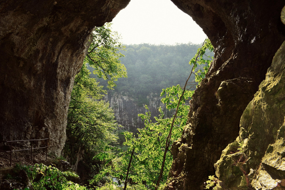 Ngoài ra, quá trình kiến tạo địa chất cũng hình thành trong khu vực các hang động từ đá vôi có niên đại từ Kỷ Trias, Kỷ Jura và Kỷ Phấn trắng - kỷ nguyên loài khủng long còn thống trị quả đất. Ảnh: Wikipedia.