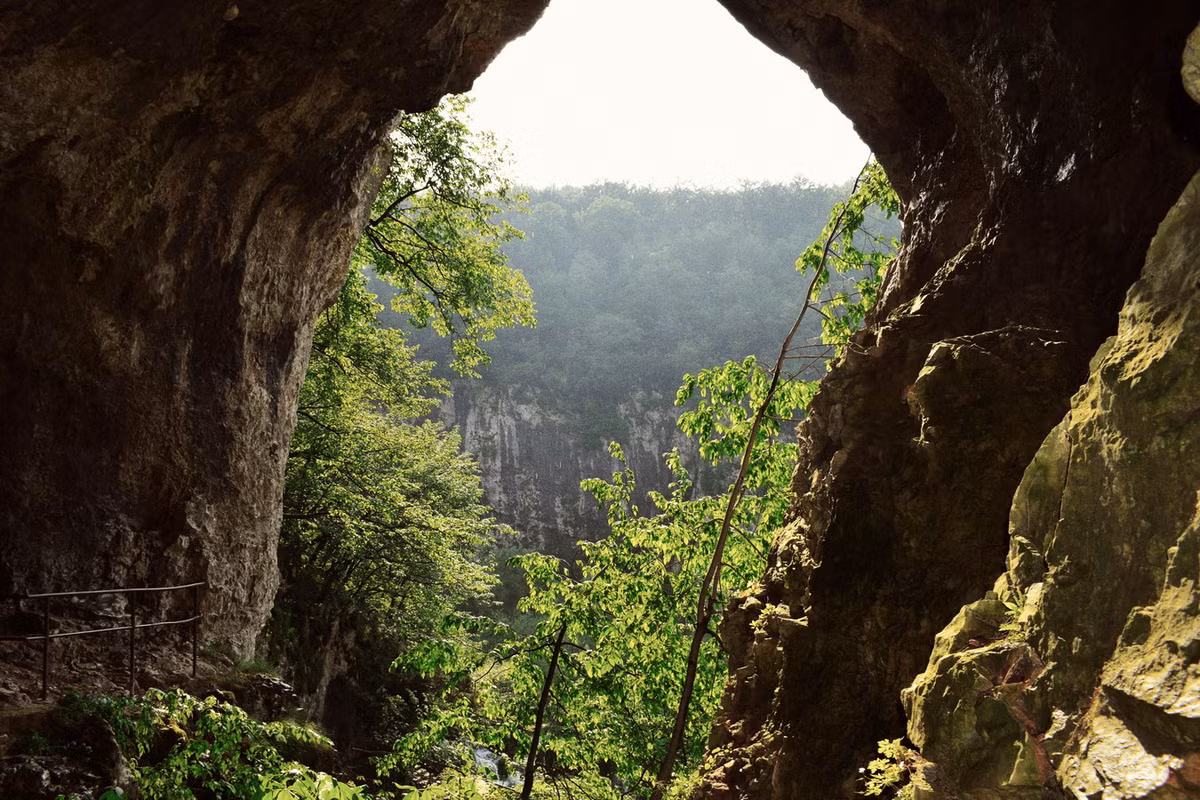 Ngoài ra, quá trình kiến tạo địa chất cũng hình thành trong khu vực các hang động từ đá vôi có niên đại từ Kỷ Trias, Kỷ Jura và Kỷ Phấn trắng - kỷ nguyên loài khủng long còn thống trị quả đất. Ảnh: Wikipedia.