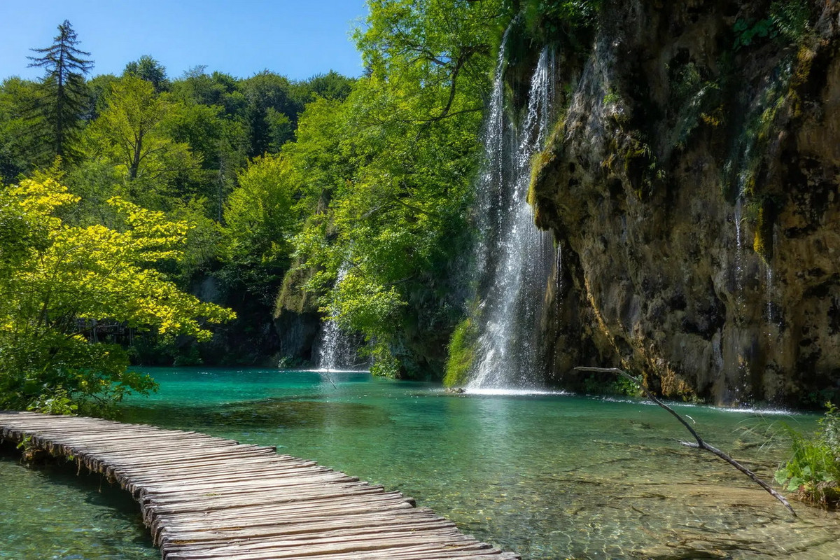 Vào năm 1979, Vườn quốc gia Hồ Plitvice đã được UNESCO công nhận là Di sản thiên nhiên của thế giới. Ảnh: Plitvice Lakes Tours.