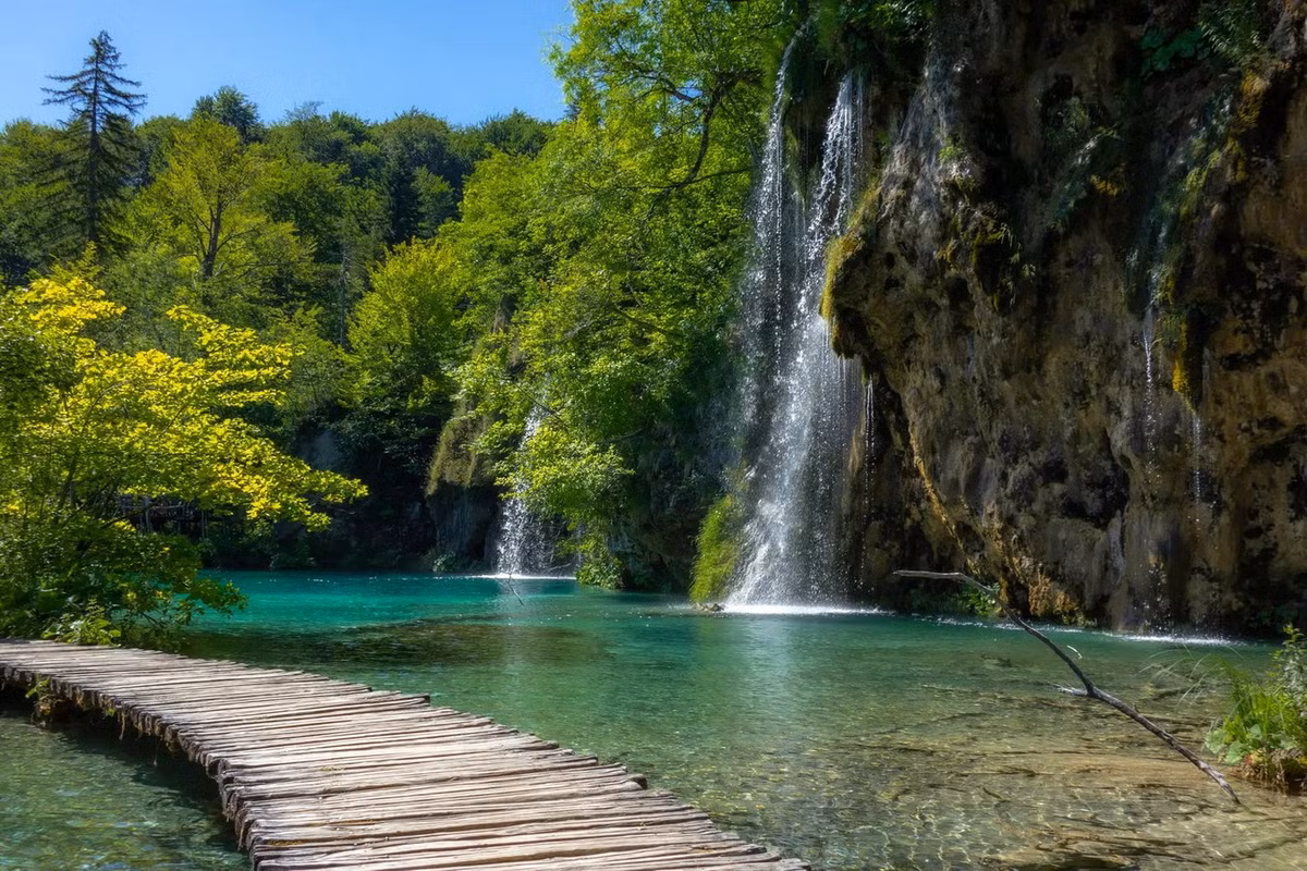 Vào năm 1979, Vườn quốc gia Hồ Plitvice đã được UNESCO công nhận là Di sản thiên nhiên của thế giới. Ảnh: Plitvice Lakes Tours.