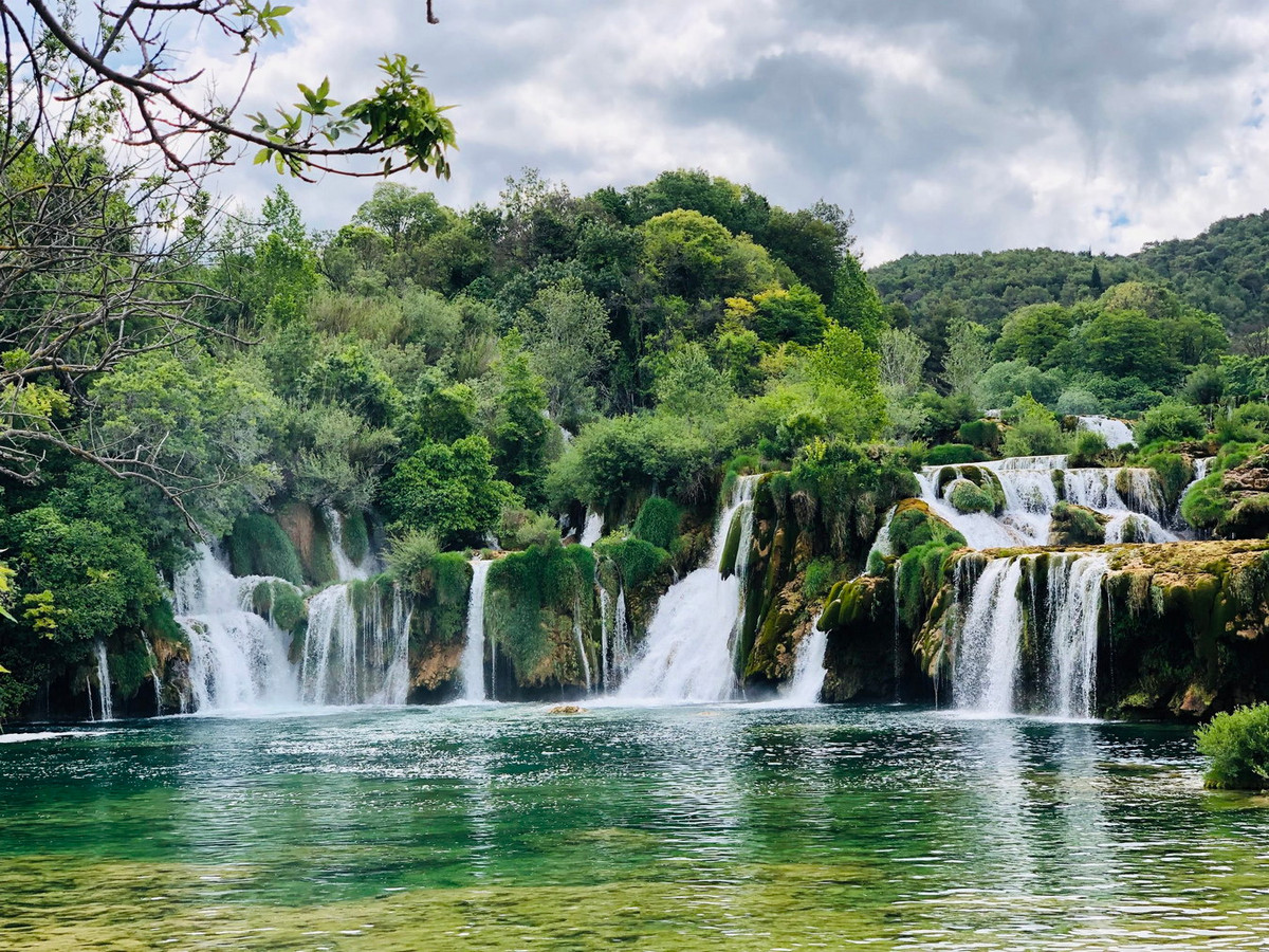 Thác nước chính của Vườn quốc gia Hồ Plitvice có nhiều nét tương đồng với thác Bản Giốc của Việt Nam như có nhiều tầng thác, nằm bên những vách núi đá hiểm trở. Ảnh: Wander We Go.