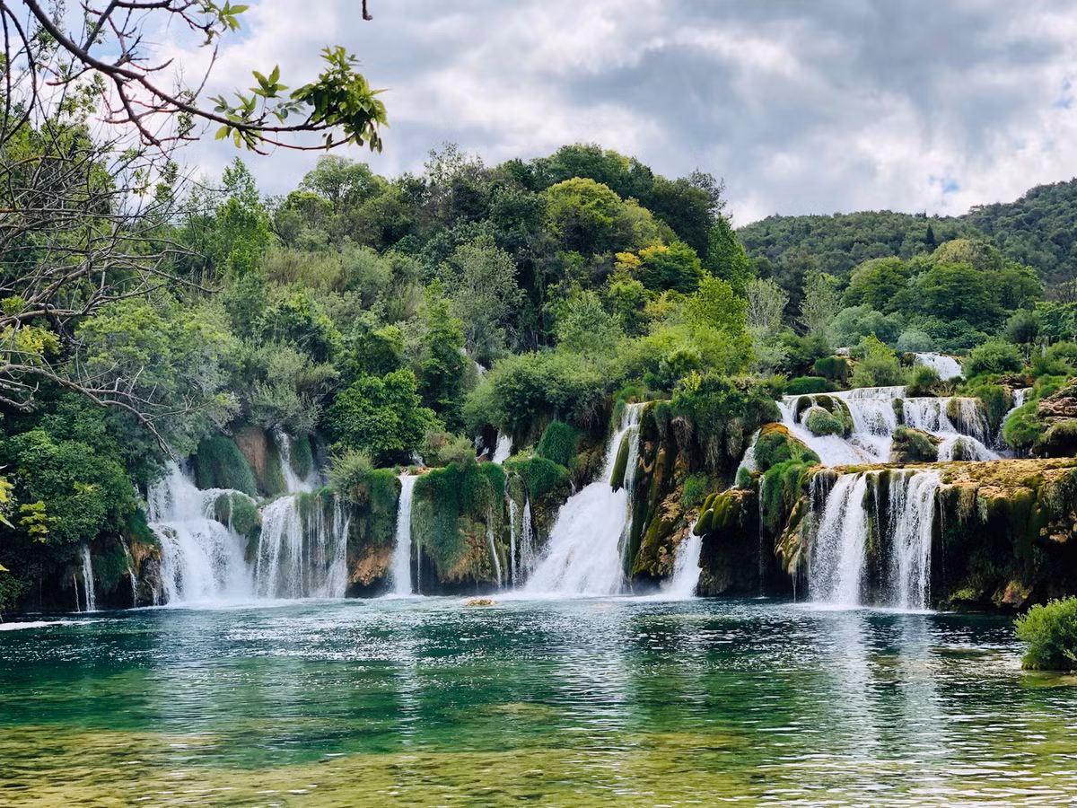 Thác nước chính của Vườn quốc gia Hồ Plitvice có nhiều nét tương đồng với thác Bản Giốc của Việt Nam như có nhiều tầng thác, nằm bên những vách núi đá hiểm trở. Ảnh: Wander We Go.