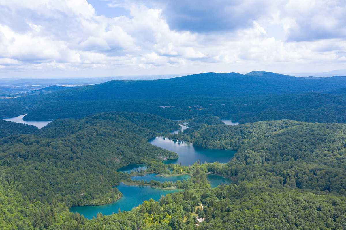 Lưu vực các hồ Plitvice là một vùng núi đá vôi và đá dolomite với 16 hồ nước, được tạo ra bởi sự lắng đọng canxi cacbonat kết tủa trong nước. Ảnh: Wikipedia.