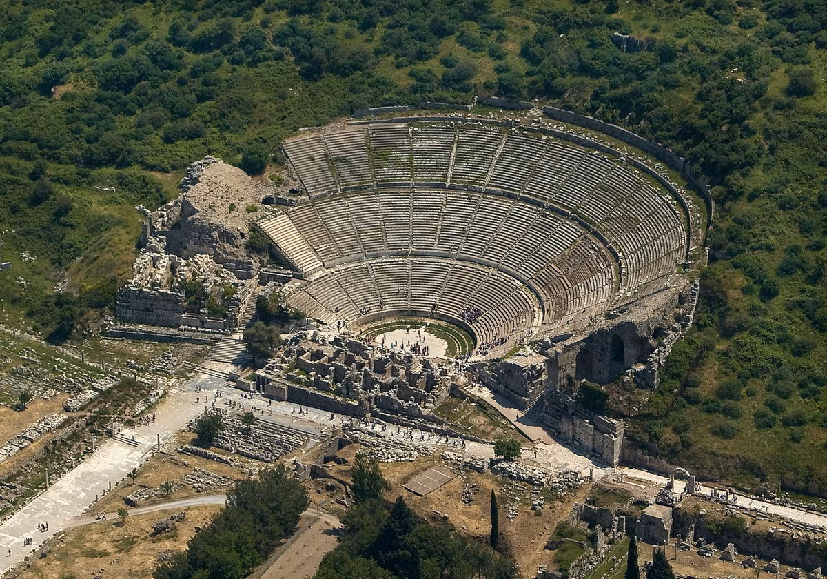 Và một nhà hát ngoài trời khổng lồ, thường được gọi là Nhà hát Lớn. Ảnh: Wikipedia.