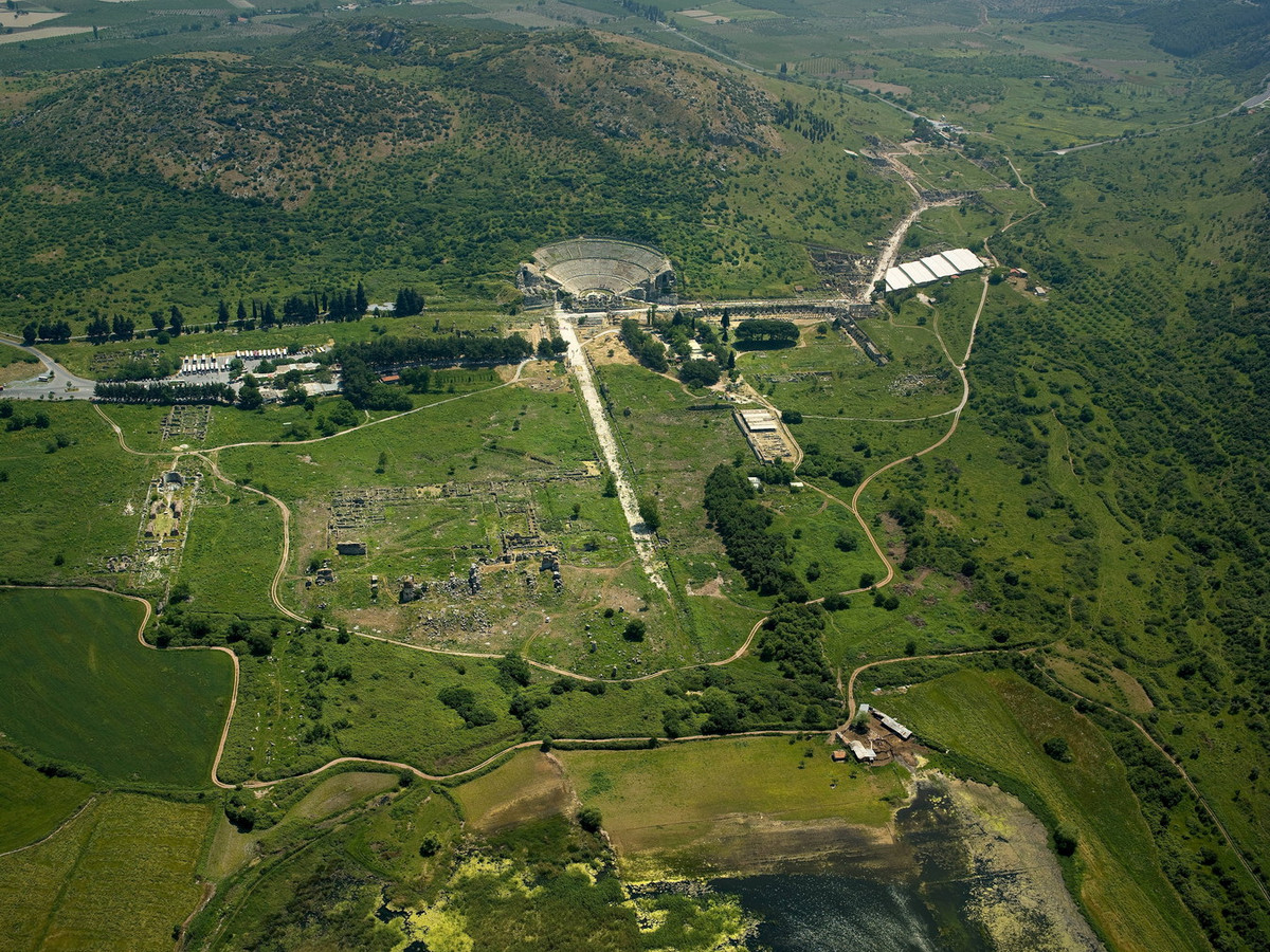 Thành phố này được người Hy Lạp thuộc các bộ tộc ở vùng Attica và Ionia xây dựng từ thế kỷ thứ 10 TCN tại nơi là thủ đô của vương quốc Arzawa cũ. Trong thời Hy Lạp cổ điển, đây là một trong 12 thành phố của Liên bang Ionia. Ảnh: UNESCO.