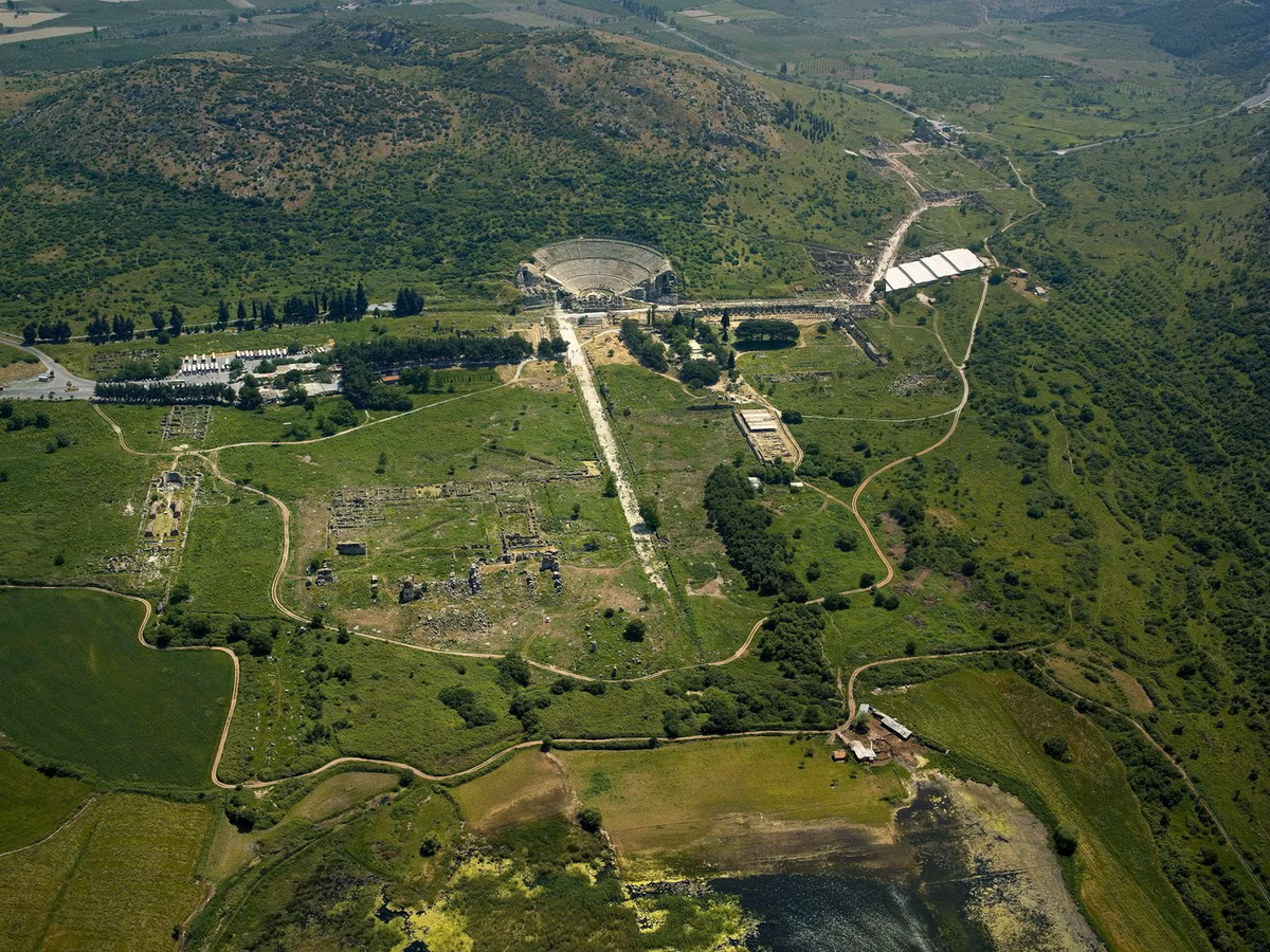 Thành phố này được người Hy Lạp thuộc các bộ tộc ở vùng Attica và Ionia xây dựng từ thế kỷ thứ 10 TCN tại nơi là thủ đô của vương quốc Arzawa cũ. Trong thời Hy Lạp cổ điển, đây là một trong 12 thành phố của Liên bang Ionia. Ảnh: UNESCO.