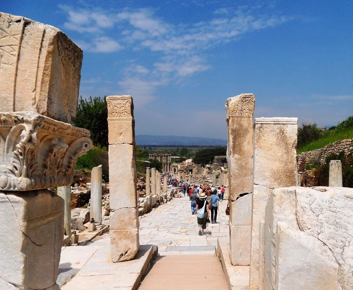 Theo ước lượng, Ephesus có dân số từ 33.600 tới 56.000 người trong thời Cộng hòa La Mã, và là thành phố lớn thứ 3 của vùng Tiểu Á thuộc La Mã, sau 2 thành phố Sardis và Alexandria Troas. Ảnh: Britannica.