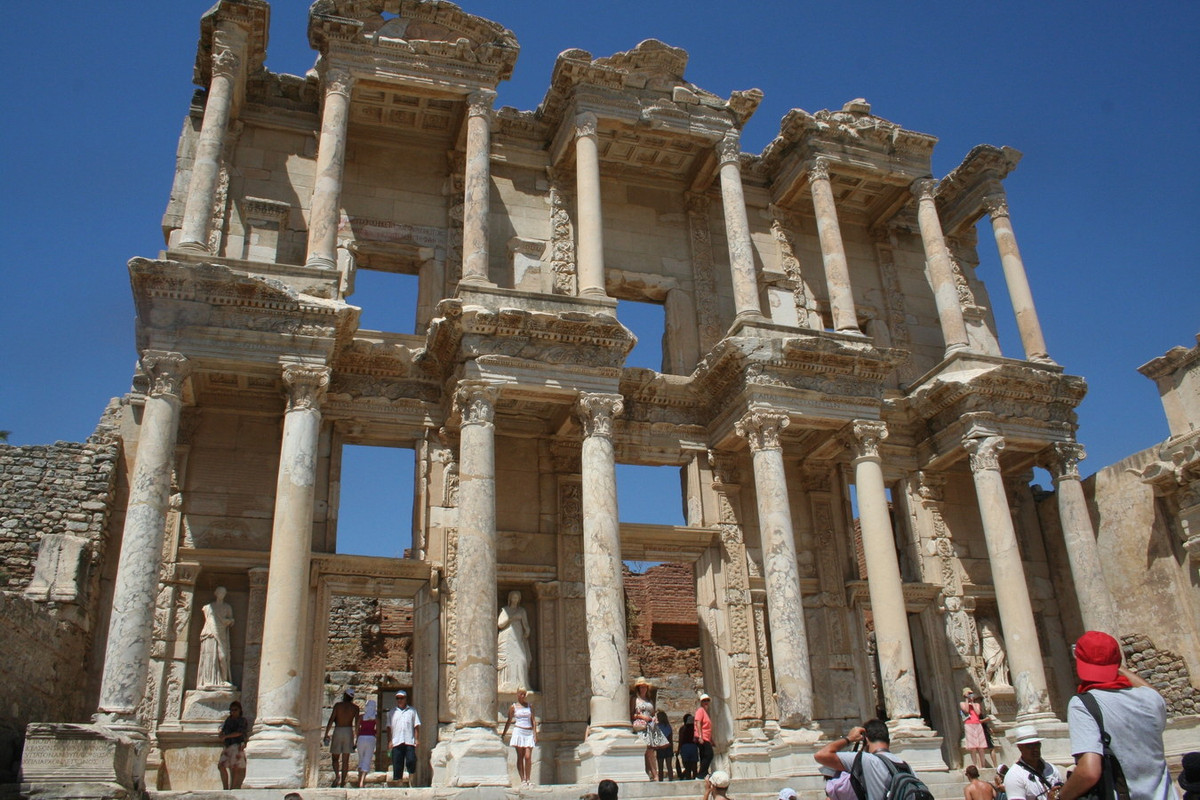 Thư viện Celsus... Ảnh: Expedia.com.