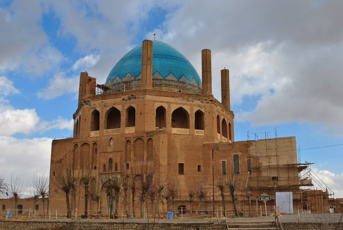 Nằm tại trung tâm thành phố cổ Soltaniyeh ở Iran, di tích lăng mộ Il-khan Öljeitü - theo truyền thống được gọi là Mái vòm Soltaniyeh - là một kỳ quan kiến trúc nổi tiếng của đế quốc Ba Tư xưa kia. Ảnh: Wikipedia.