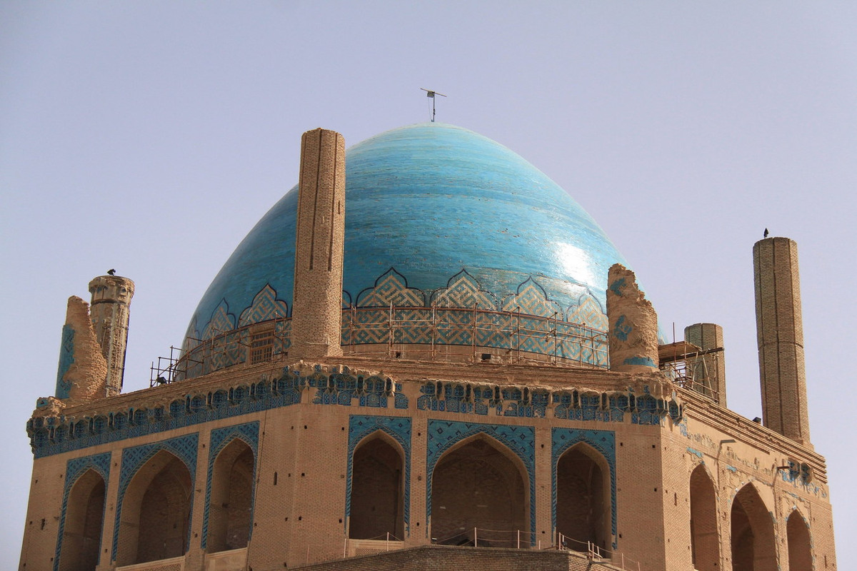 Công trình này được dựng trong khoảng thời gian từ năm 1302-1312 để làm nơi an nghỉ của nhà cai trị gốc Mông Cổ Il-khan Öljeitü, là mái vòm lâu đời nhất ở Iran. Ảnh: Wikipedia.