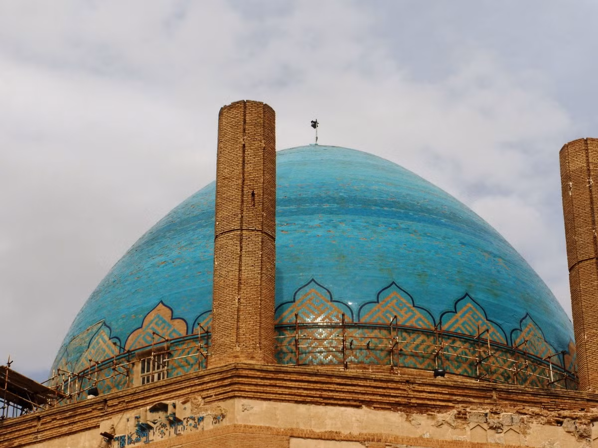 Ước tính mái vòm Soltaniyeh nặng 200 tấn, cao 49 mét, là một trong những mái vòm bằng gạch lớn nhất thế giới từng được xây dựng. Ảnh: Leonidas Argyraspid.