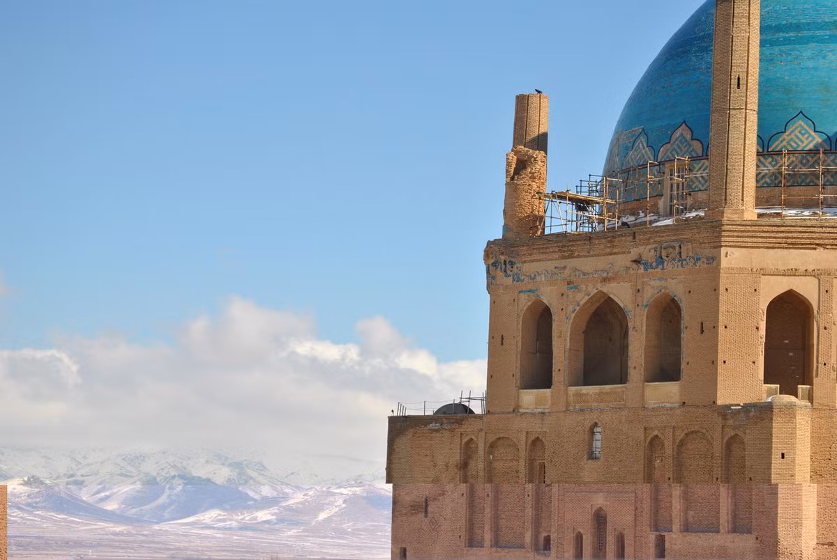 Theo thời gian, phần lớn trang trí bên ngoài mái vòm đã bị hư hại, nhưng công trình đã được phục hồi trong những năm gần đây. Ảnh: Wikipedia.