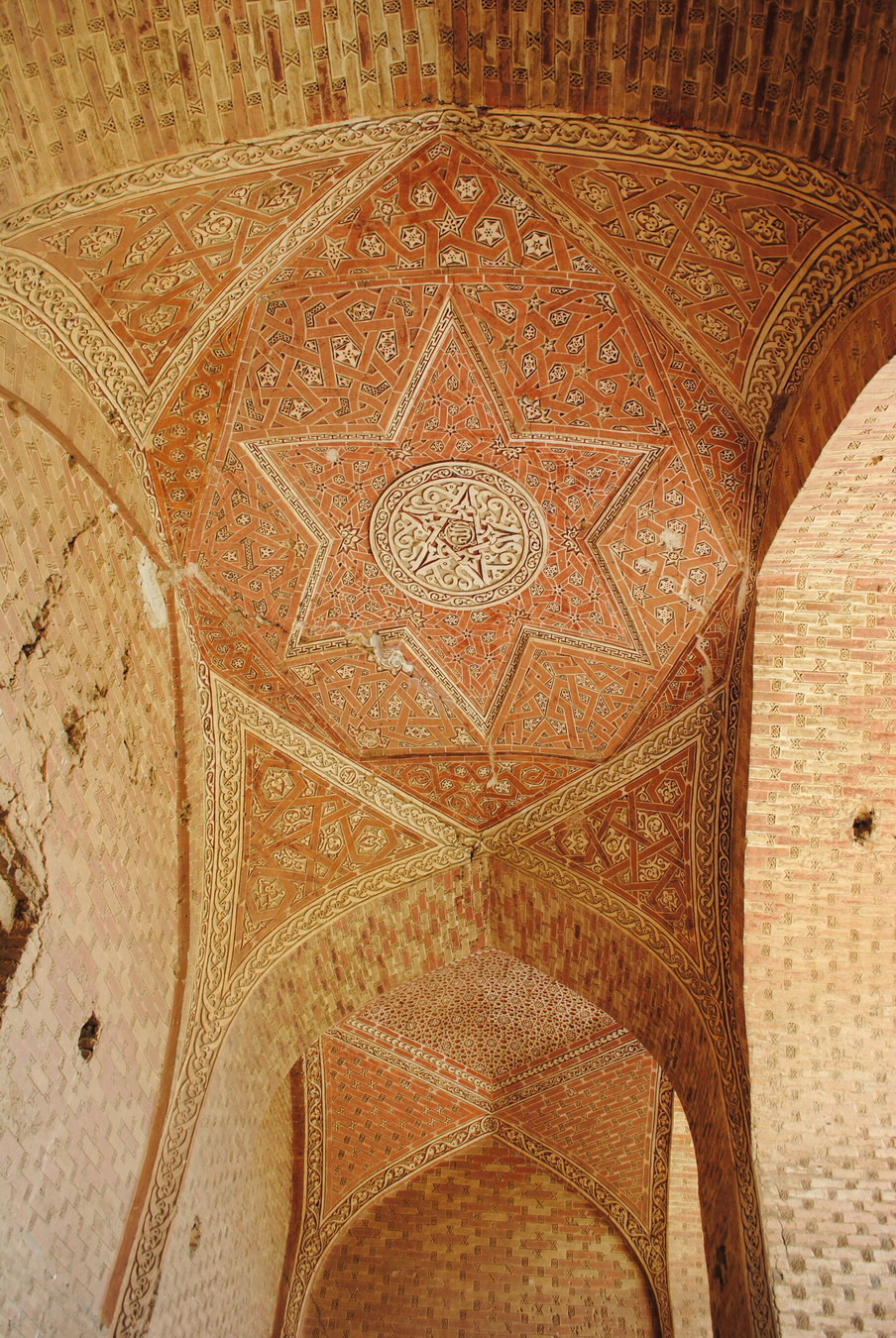 Bên trong mái vòm vẫn giữ lại được những bức tranh tường và tranh ghép bằng sứ có giá trị nghệ thuật cao. Ảnh: Wikipedia.