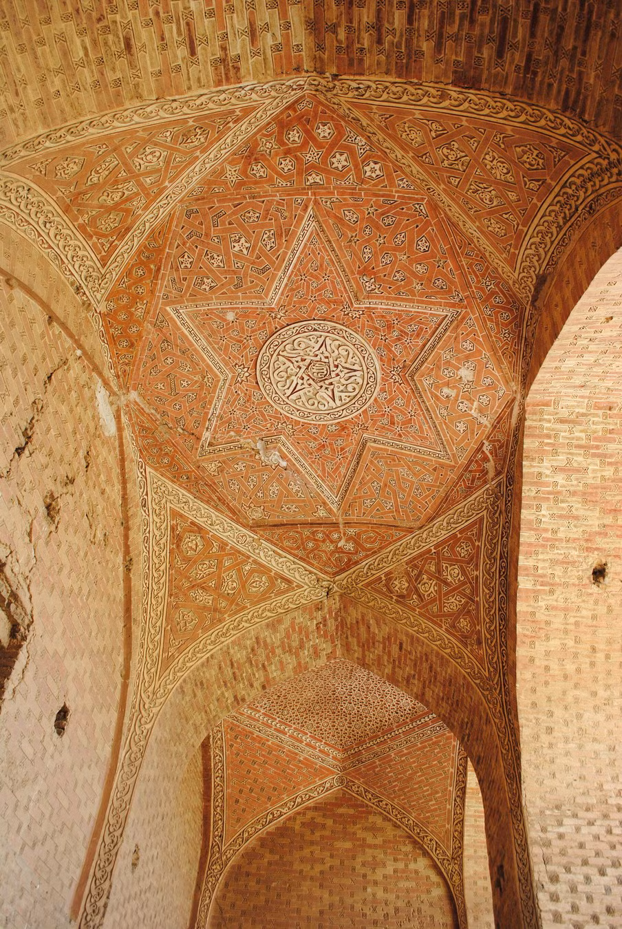 Bên trong mái vòm vẫn giữ lại được những bức tranh tường và tranh ghép bằng sứ có giá trị nghệ thuật cao. Ảnh: Wikipedia.