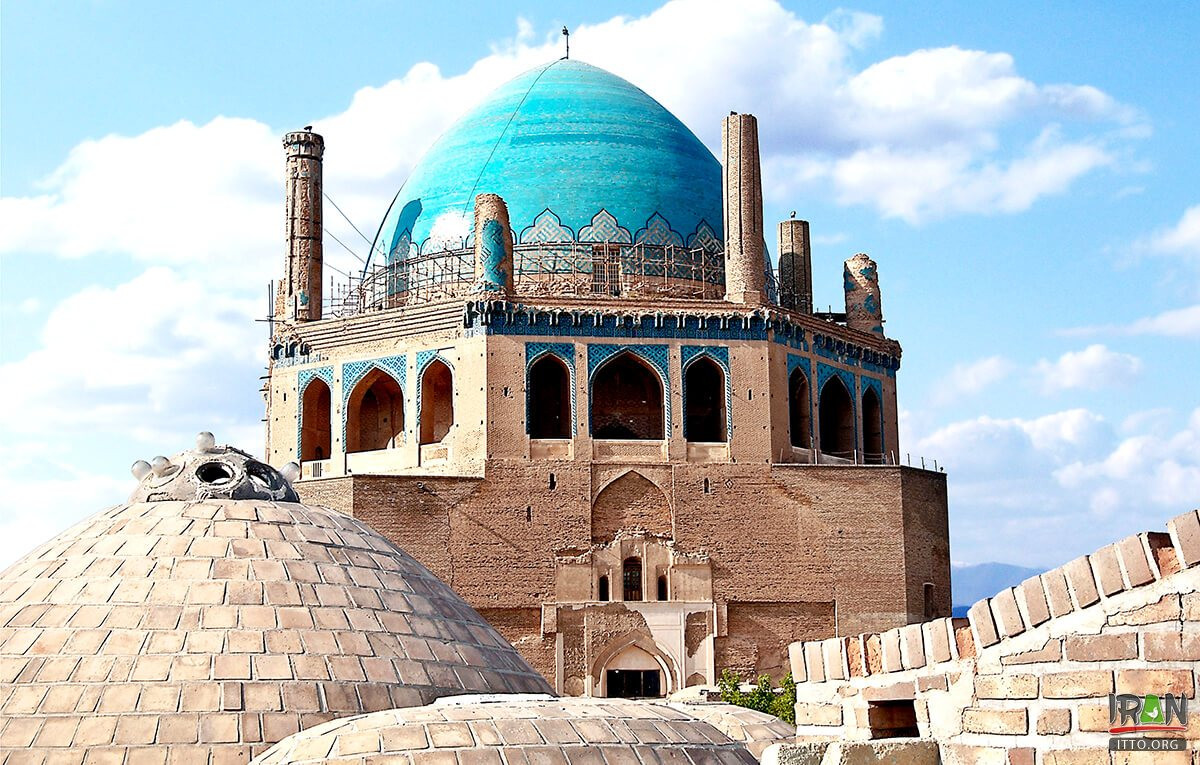 Sắc màu hấp dẫn của mái vòm được tạo nên bởi hàng nghìn viên gạch tráng men màu xanh ngọc lam, còn được gọi là màu "xanh Ba Tư", sắc màu đặc trưng của các thánh đường Ba Tư cổ. Ảnh: Iran Tourism &amp; Touring Organization.