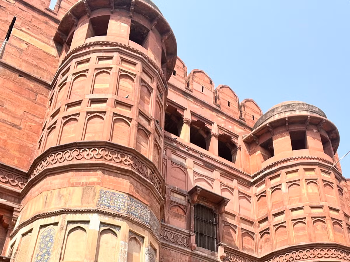 Pháo đài có hai cổng chính là cổng Delhi (phía Đông) và cổng Amar Singh (phía Tây). Cả hai cánh cổng này đều được trang trí bằng những bức phù điêu chạm trổ rất kỳ công. Ảnh: Trip.com.