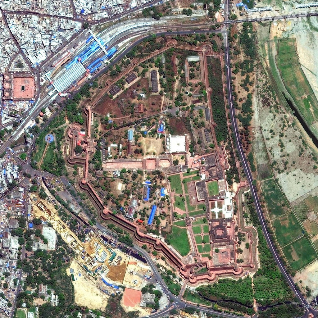 Tòa pháo đài của vương triều Mogul này được xây dựng hoàn toàn bằng đá sa thạch đỏ với bức tường bao quanh có chiều dài 2,5 km. Ảnh: Maxar Technologies.