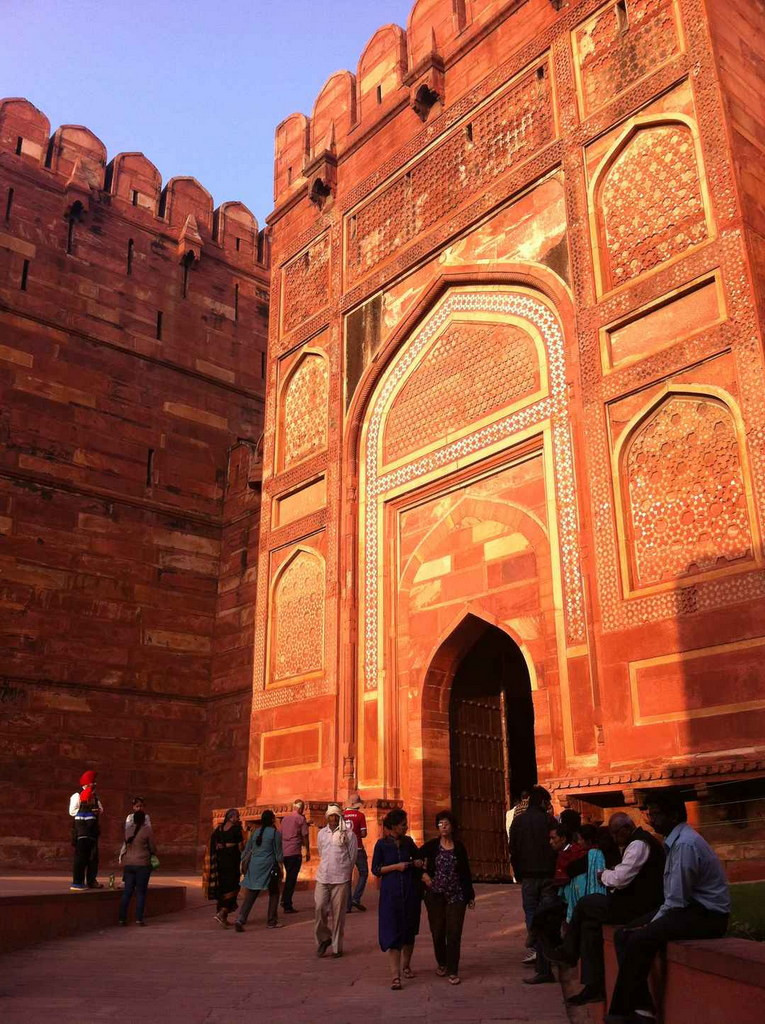 Thời điểm lý tưởng nhất để tham quan pháo đài Agra là vào buổi chiều, khi ánh Mặt trời rực rỡ làm những phiến đá sa thạch đỏ trở nên rực rỡ. Ảnh: Tripoto.