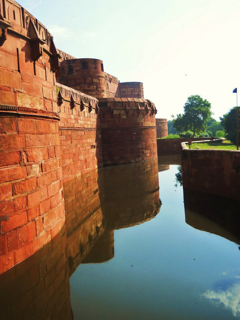 Bao quanh pháo đài là hệ thống hào nước bảo vệ.