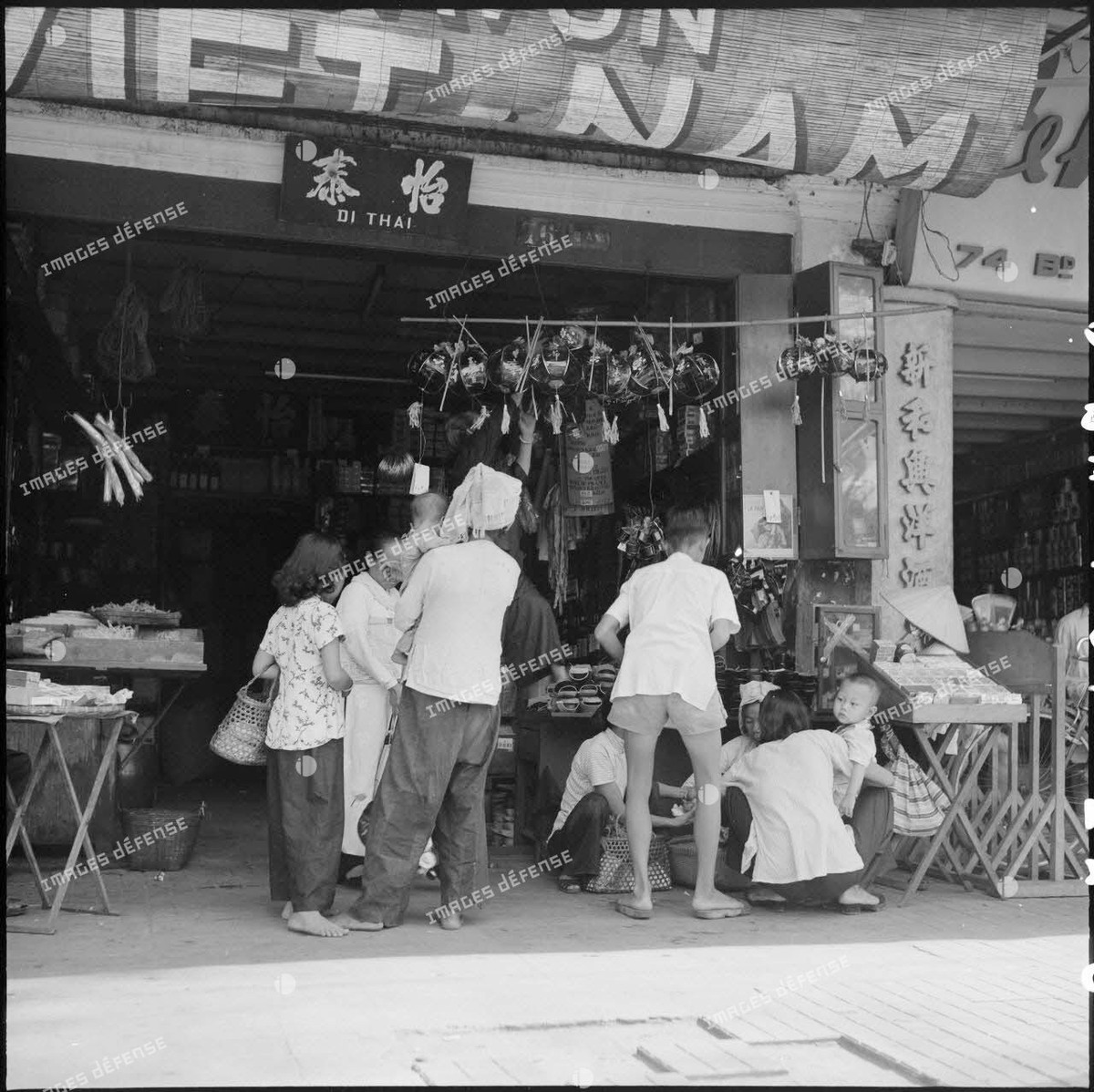 Những chiếc đèn lồng Trung thu được treo ở cửa hàng kế bên, 76 đường Somme.