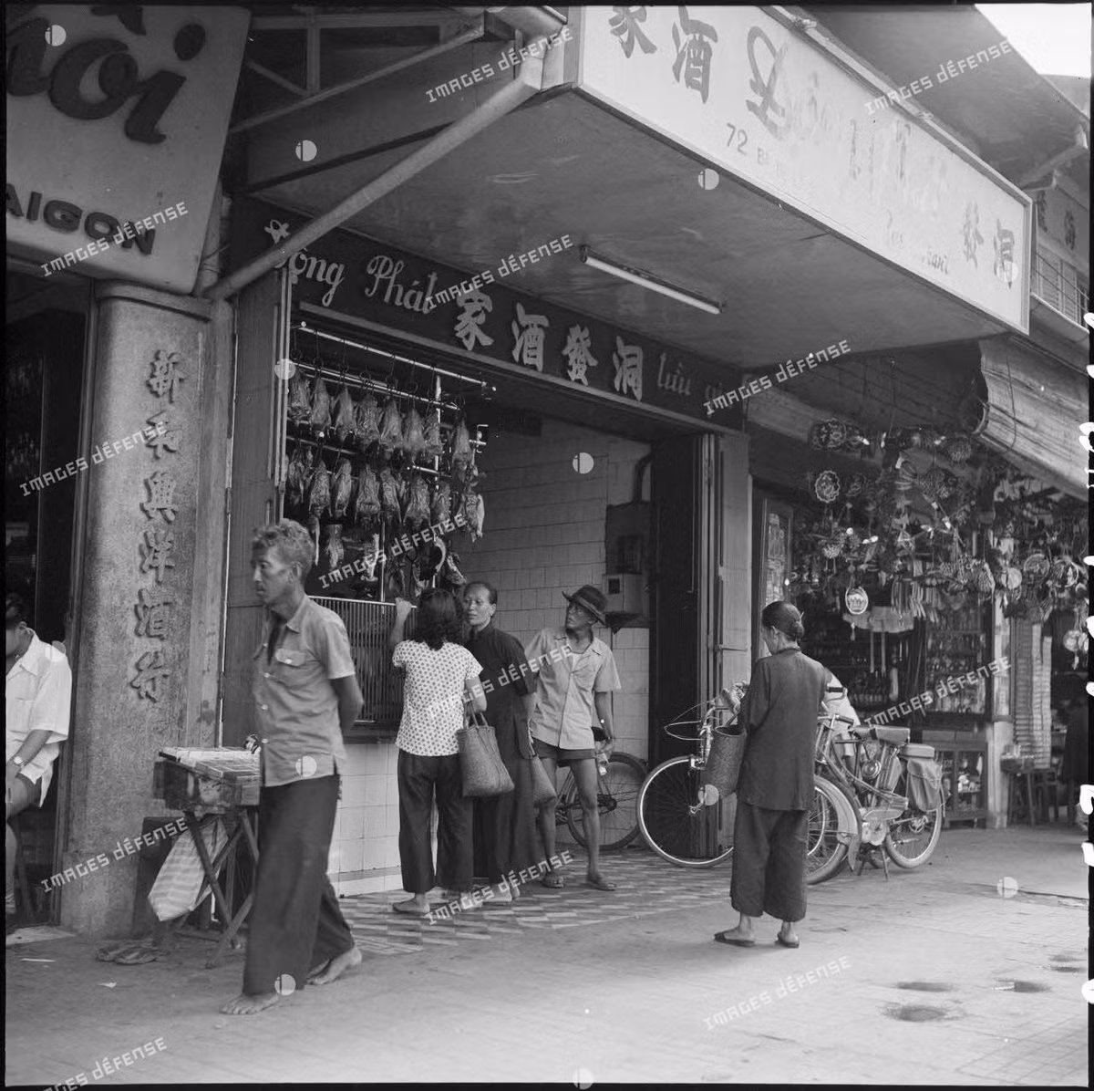 Cửa hàng vịt quay ở số 72 đường Somme, nay là đường Hàm Nghi, Sài Gòn năm 1953. Ảnh: Georges Liron.