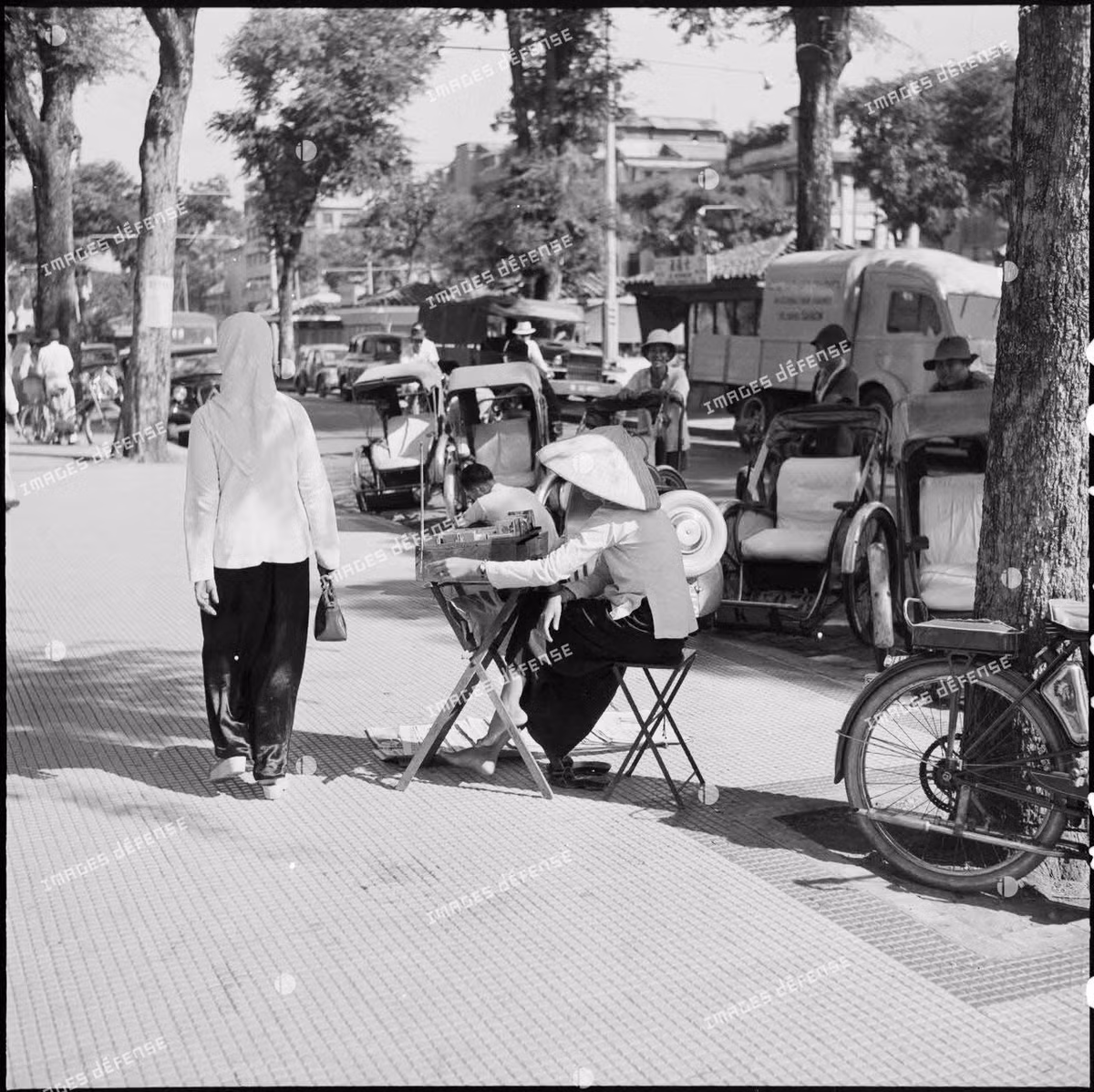 Quầy bán thuốc lá trên vỉa hè đại lộ Charner, nay là đường Nguyễn Huệ.