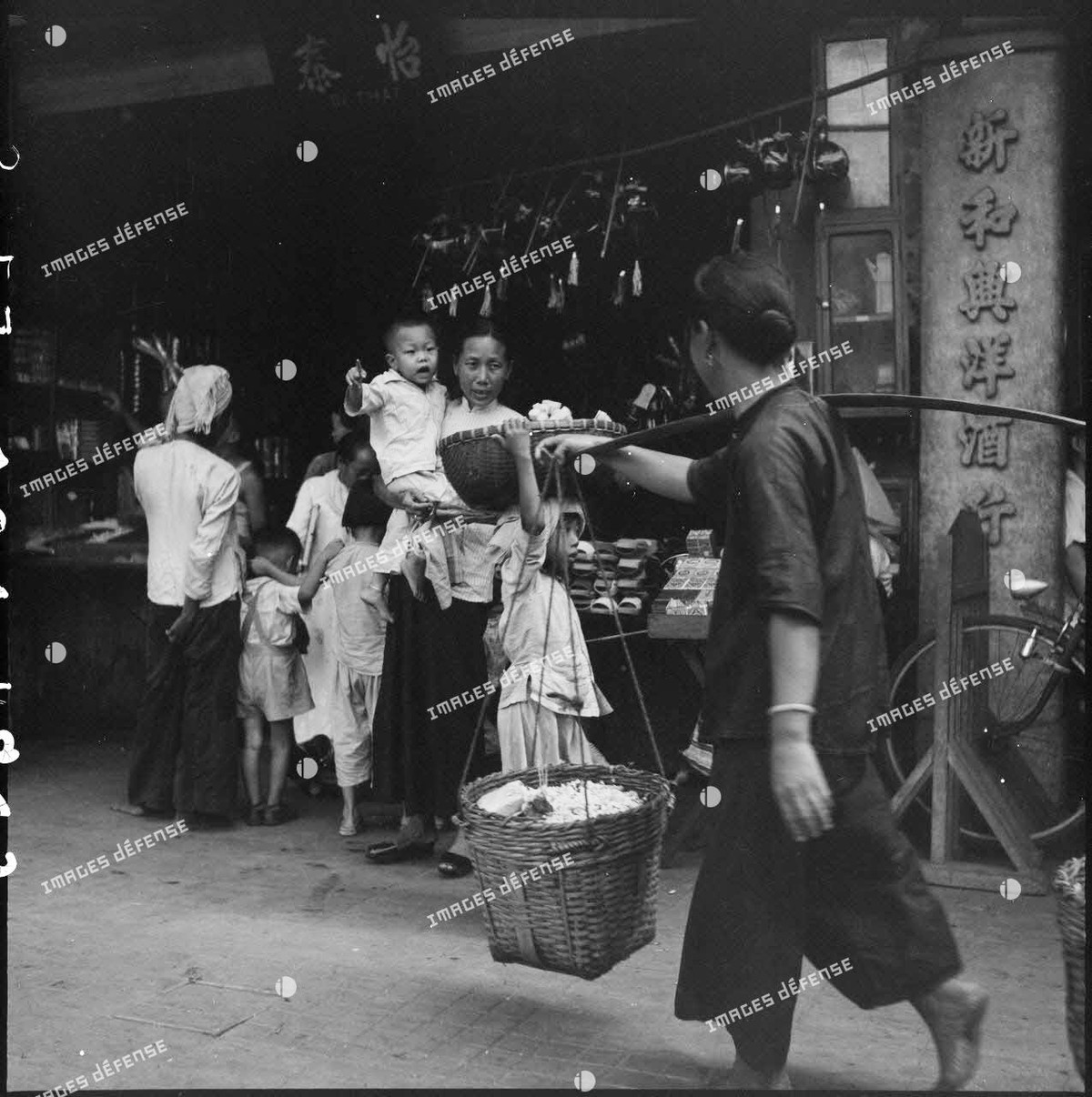 Một người bán hàng rong bước trên vỉa hè đường Somme.