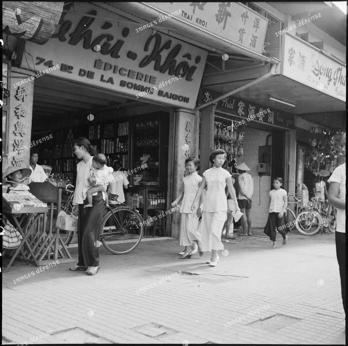 Bên cạnh tiệm vịt quay là cửa hàng tạp hóa, số nhà 74 đường Somme.