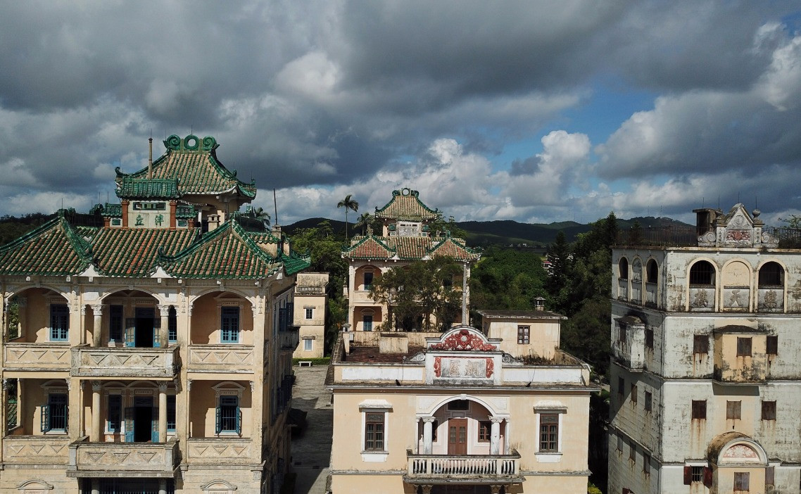 Việc xây dựng các tòa nhà này bắt đầu từ một truyền thống có từ thời nhà Minh, khi cư dân ở Khai Bình biến nơi ở của mình thành các tháp cao được gia cố chắc chắn - gọi là điêu lâu - để chống trộm cướp và thổ phỉ. Ảnh: Huacheng.gz.