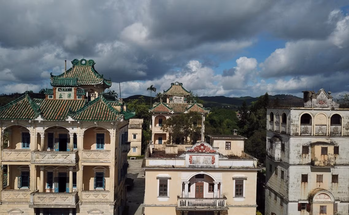 Việc xây dựng các tòa nhà này bắt đầu từ một truyền thống có từ thời nhà Minh, khi cư dân ở Khai Bình biến nơi ở của mình thành các tháp cao được gia cố chắc chắn - gọi là điêu lâu - để chống trộm cướp và thổ phỉ. Ảnh: Huacheng.gz.