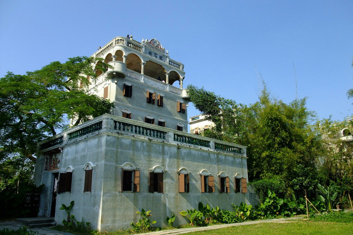 Một điểm chung nữa là các điêu lâu tại Khai Bình được xây dựng với rất nhiều cửa sổ nhỏ. Những ô cửa này vừa dùng để quan sát các động tĩnh bên ngoài, vừa giúp lưu thông không khí trong tòa nhà. Ảnh: xjxy.vip.